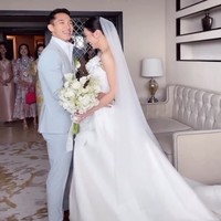 Sang mempelai wanita, Shanju, cantik sekaligus anggun berbalut gaun strapless dengan aksen bunga di bagian dada dan peplum yang mengaksentuasi pinggang. Foto: Instagram/@jonathanwongso @haruuuu_chan