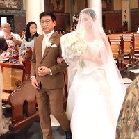 Gaun pengantin dilengkapi veil panjang yang menambah cantik penampilan Shanju. Dia tampak membawa buket bunga putih. Foto: Instagram/@jonathanwongso @haruuuu_chan