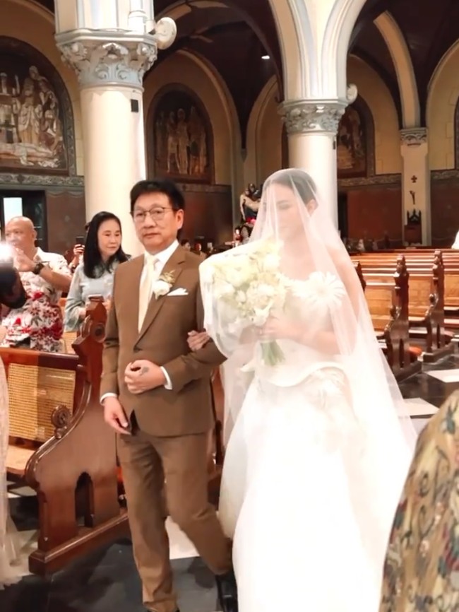 Gaun pengantin dilengkapi veil panjang yang menambah cantik penampilan Shanju. Dia tampak membawa buket bunga putih. Foto: Instagram/@jonathanwongso @haruuuu_chan
