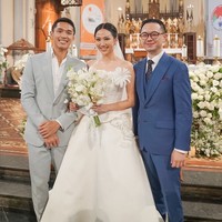 Jonatan Christie tampak mengenakan kemeja putih dipadu setelan jas abu-abu rancangan Wong Hang Tailor. Korsase mawar putih disematkan di dada sebagai pemanis. Foto: Instagram/@jonathanwongso @haruuuu_chan