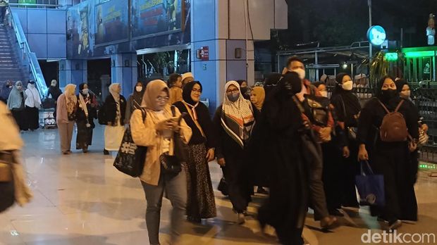 Peserta Munajat 212 mulai berdatangan di Stasiun Juanda, Jakarta Pusat, Jumat (1/12/2023) malam.