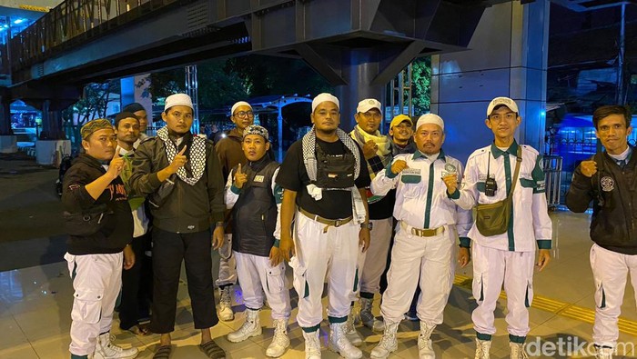 Peserta Munajat 212 mulai berdatangan di Stasiun Juanda, Jakarta Pusat, Jumat (1/12/2023) malam.