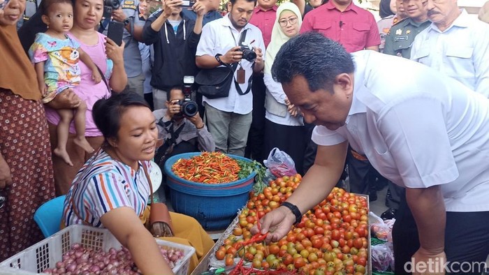 Pj Gubernur Sulsel Bahtiar Baharuddin saat melakukan sidak pasar.