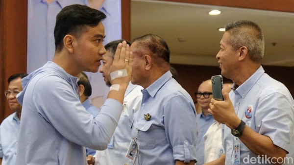 Hadiri Rakornas TKN, Tangan Gibran Diplester Bikin Salfok