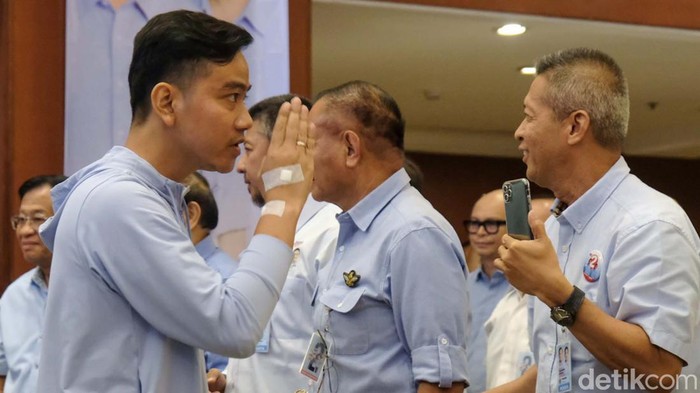 Cawapres Gibran Rakabuming Raka menghadiri rakornas TKN. Tangan kanan Gibran tampak diplester.