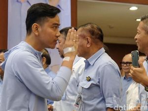 Hadiri Rakornas TKN, Tangan Gibran Diplester Bikin Salfok