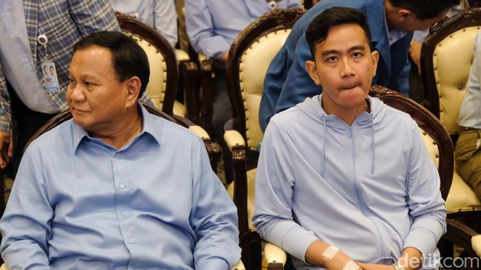 Cawapres Gibran Rakabuming Raka menghadiri rakornas TKN. Tangan kanan Gibran tampak diplester.