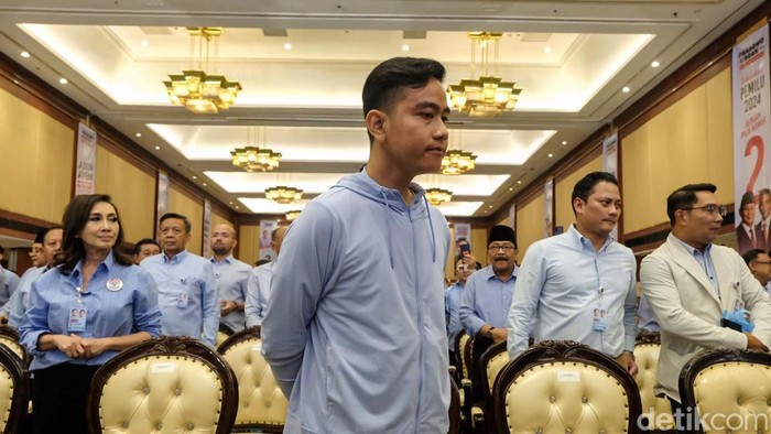 Cawapres Gibran Rakabuming Raka menghadiri rakornas TKN. Tangan kanan Gibran tampak diplester.