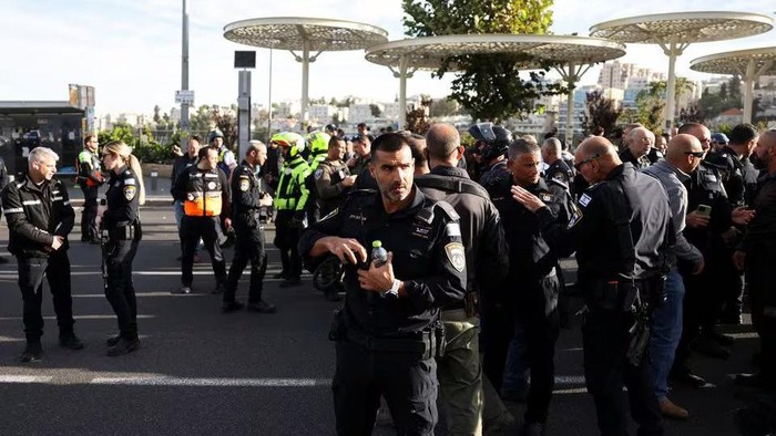 Israeli officials work at the scene of a violent incident in Jerusalem November 30, 2023 REUTERS/Ronen Zvulun Acquire Licensing Rights