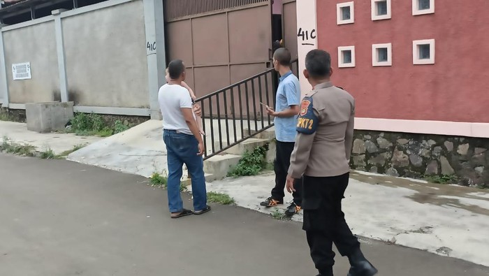 Polisi mengecek lokasi diduga bocah menebarkan ranjau pau di Sukmajaya, Depok.