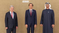 Jokowi disambut oleh Presiden PEA Mohammed bin Zayed dan Sekretaris Jenderal Persatuan Bangsa-Bangsa (PBB) Antonio Guterres.