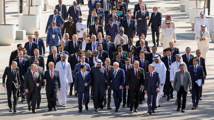 Potret Jokowi di Dubai, Hadiri KTT Perubahan Iklim COP28 Presiden Joko Widodo (Jokowi) menghadiri Konferensi Tingkat Tinggi (KTT) Perubahan Iklim COP28. Jokowi mengikuti sesi family photo bersama para pemimpin negara lainnya.