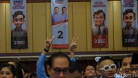 Lantunan yel-yel beserta nyanyian dari para tamu undangan yang hadir terdengar saat Prabowo-Gibran memasuki ruangan. Mereka membawa atribut seperti banner bertuliskan dukungan kepada Prabowo-Gibran.