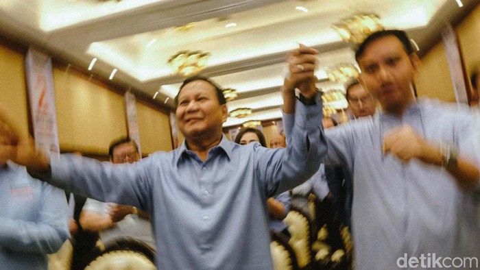 Capres-cawapres Prabowo Subianto-Gibran Rakabuming Raka menghadiri rakornas TKN di Jakarta. Pasangan nomor urut 2 ini disambut riuh peserta.