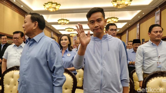 Capres-cawapres Prabowo Subianto-Gibran Rakabuming Raka menghadiri rakornas TKN di Jakarta. Pasangan nomor urut 2 ini disambut riuh peserta.
