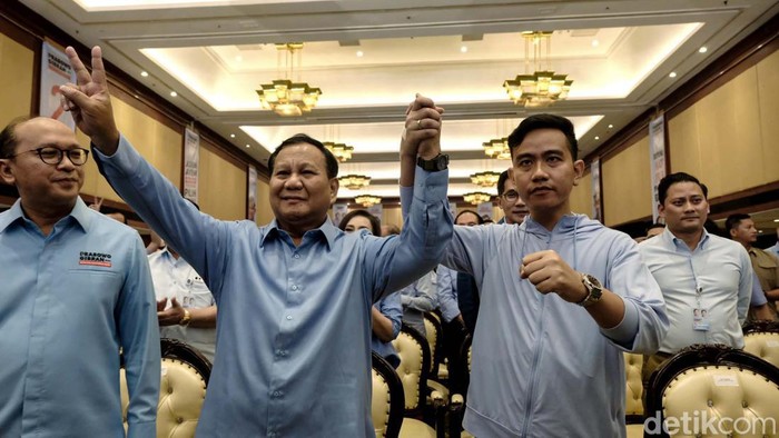Capres-cawapres Prabowo Subianto-Gibran Rakabuming Raka menghadiri rakornas TKN di Jakarta. Pasangan nomor urut 2 ini disambut riuh peserta.