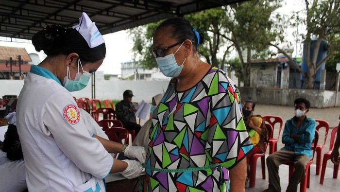Layanan keliling deteksi TBC gratis di Medan
Warga melakukan rontgen toraks paru saat pelaksanaan layanan keliling deteksi tuberkulosis (TBC) di UPT Pukesmas Belawan, Medan, Sumatera Utara, Jumat (1/12/2023). Pemerintah Kota Medan bekerja sama dengan rumah sakit daerah setempat menggelar layanan keliling deteksi TBC gratis bagi warga Kota Medan dengan tujuan siaga terhadap penyakit menular seperti TB dan HIV.