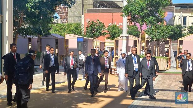 Presiden Republik Indonesia Joko Widodo (tengah) mendatangi Sekretariat Indonesia dalam perhelatan COP28 di Expo City, Dubai, Uni Emirat Arab, Jumat (1/12/2023). (CNBC Indonesia/Muhammad Iqal)