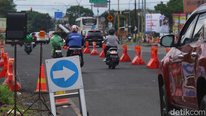 Progres pelebaran jalan dan pengaspalan Ring Road Utara di simpang empat Kronggahan yang terdampak tol Jogja-Solo, Jumat (1/12/2023)
