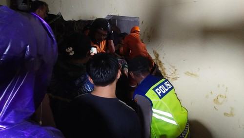 Proses evakuasi jasad dua lansia tertimpa longsor di Bangli, Bali, Kamis (30/11/2023) malam. (Dok. Polres Bangli)