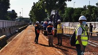 Setelah groundbreaking akhir Oktober lalu, saat ini pekerjaan di proyek adalah memobilisasi alat berat. Sebelumnya juga telah dilakukan soil investigation hingga persiapan design. Foto: Eduardo Simorangkir