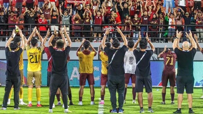 PSM Makassar menyapa suporternya usai laga melawan Hai Phong FC di AFC Cup 2023/2024.