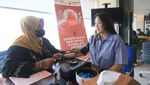Puluhan Orang Ikuti Donor Darah di Jakarta