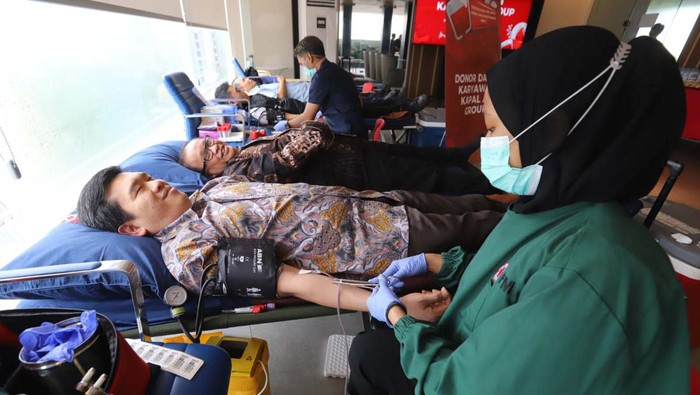 Puluhan orang mengikuti kegiatan donor darah di Jakarta. Donor darah ini membantu pasokan darah di PMI.