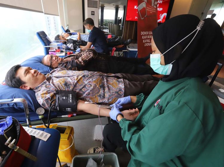 Puluhan Orang Ikuti Donor Darah di Jakarta