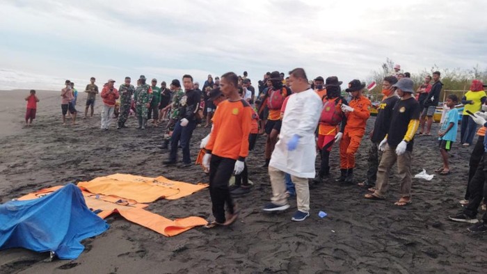 Petugas penyelamat mengevakuasi remaja yang tewas terseret ombak di Pantai Dewaruci, Purworejo.