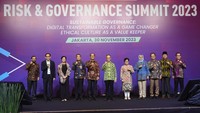 Ketua Dewan Komisioner Otoritas Jasa Keuangan (OJK) Mahendra Siregar (tengah) dan Ketua Dewan Audit Otoritas Jasa Keuangan (OJK) Sophia Wattimena (keempat kiri) berfoto bersama sejumlah pembicara dalam diskusi panel Risk and Governance Summit 2023 di Jakarta.
