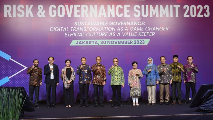 Risk and Governance Summit 2023 Ketua Dewan Komisioner Otoritas Jasa Keuangan (OJK) Mahendra Siregar (tengah) dan Ketua Dewan Audit Otoritas Jasa Keuangan (OJK) Sophia Wattimena (keempat kiri) berfoto bersama sejumlah pembicara dalam diskusi panel Risk and Governance Summit 2023 di Jakarta, Kamis (30/11/2023). Forum tahunan bagi para pemangku kepentingan di bidang Tata Kelola, Manajemen Risiko dan Kepatuhan (GRC) bertujuan membangun komitmen, strategi, dan inisiatif baru dalam mengakselerasi peningkatan efektivitas 'good governance'. ANTARA FOTO/Aditya Pradana Putra/rwa.