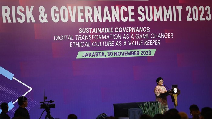 Ketua Dewan Komisioner Otoritas Jasa Keuangan (OJK) Mahendra Siregar (tengah) dan Ketua Dewan Audit Otoritas Jasa Keuangan (OJK) Sophia Wattimena (keempat kiri) berfoto bersama sejumlah pembicara dalam diskusi panel Risk and Governance Summit 2023 di Jakarta, Kamis (30/11/2023). Forum tahunan bagi para pemangku kepentingan di bidang Tata Kelola, Manajemen Risiko dan Kepatuhan (GRC) bertujuan membangun komitmen, strategi, dan inisiatif baru dalam mengakselerasi peningkatan efektivitas 'good governance'. ANTARA FOTO/Aditya Pradana Putra/rwa.