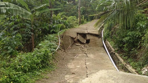 Rumah ambruk akibat pergerakan tanah di Cireunghas, Sukabumi