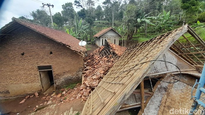 Rumah ambruk yang material reruntuhannya menimpa Elas di Sumedang, Jumat (1/12/2023).