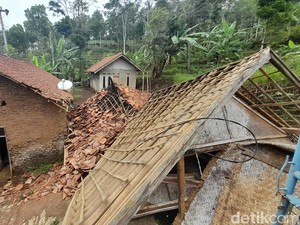 Lansia di Sumedang Tertimpa Material Rumah yang Ambruk!