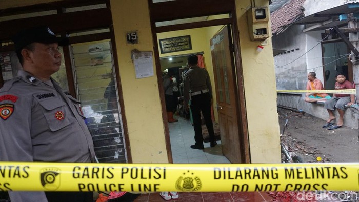 Rumah dan jenazah pensiunan PNS di Kota Mojokerto yang dibunuh putri kandungnya sendiri.