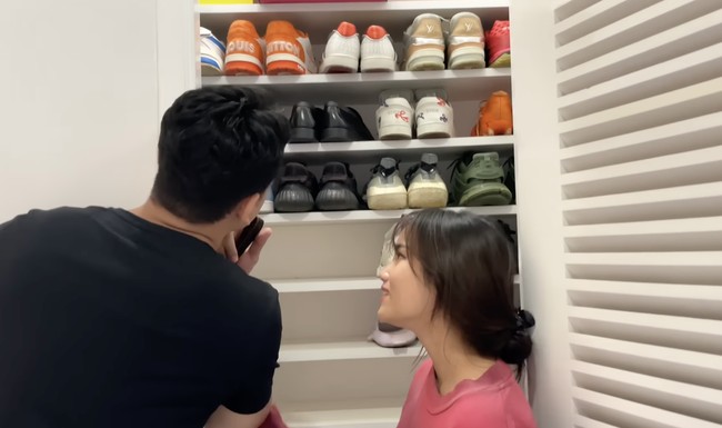 Dekat pintu masuk, Fadly memanfaatkan salah satu sudut sebagai lemari penyimpanan sepatu. (Foto: YouTube/Fuji an)