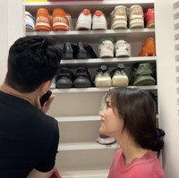 Dekat pintu masuk, Fadly memanfaatkan salah satu sudut sebagai lemari penyimpanan sepatu. (Foto: YouTube/Fuji an)