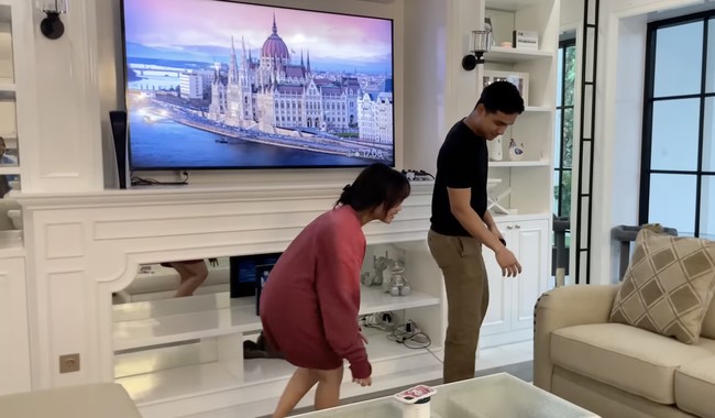 Warna putih mendominasi interior di ruang keluarga. Sentuhan warna coklat menciptakan atmosfer yang tenang.  (Foto: YouTube/Fuji an)