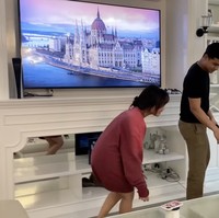 Warna putih mendominasi interior di ruang keluarga. Sentuhan warna coklat menciptakan atmosfer yang tenang.  (Foto: YouTube/Fuji an)