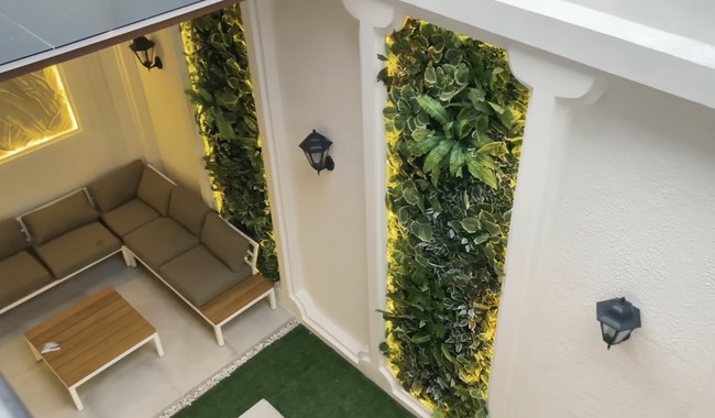 Area belakang dijadikan tempat bersantai. Taman vertikal yang menghiasi beberapa bagian dinding menghadirkan rasa yang asri.  (Foto: YouTube/Fuji an)