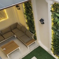 Area belakang dijadikan tempat bersantai. Taman vertikal yang menghiasi beberapa bagian dinding menghadirkan rasa yang asri.  (Foto: YouTube/Fuji an)