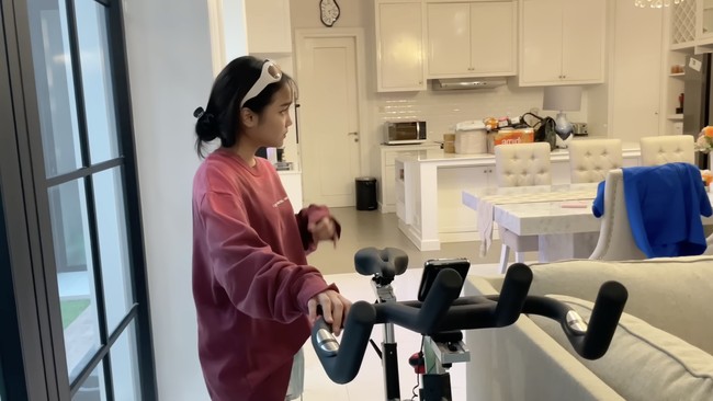 Ruang keluarga langsung menyatu dengan dapur. Kitchen set pun diwarnai putih sehingga ruangan lebih lapang. m(Foto: YouTube/Fuji an)