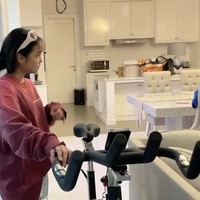 Ruang keluarga langsung menyatu dengan dapur. Kitchen set pun diwarnai putih sehingga ruangan lebih lapang. m(Foto: YouTube/Fuji an)