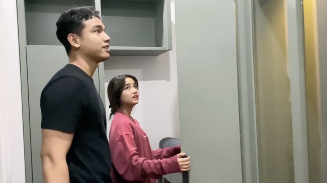 Kamar juga dilengkapi sebuah walk-in closet. Hanya saja, lemari tersebut belum terisi penuh. (Foto: YouTube/Fuji an)