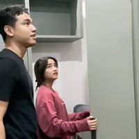 Kamar juga dilengkapi sebuah walk-in closet. Hanya saja, lemari tersebut belum terisi penuh. (Foto: YouTube/Fuji an)