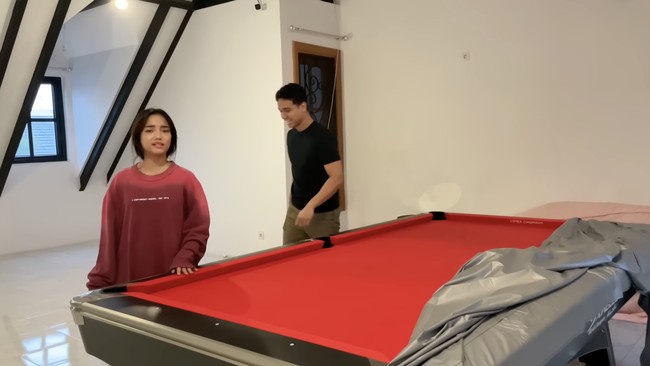 Rumah Fadly juga memiliki sebuah loteng. Di situlah, ia menempatkan sebuah meja billiard berwarna merah. (Foto: YouTube/Fuji an)