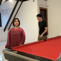 Rumah Fadly juga memiliki sebuah loteng. Di situlah, ia menempatkan sebuah meja billiard berwarna merah. (Foto: YouTube/Fuji an)