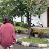 Inilah penampakan rumah baru model dan selebgram dan aktor Fadly Faisal. Tampak depan, rumah ini hadir dalam arsitektur bergaya American-classic dengan sentuhan modern.(Foto: YouTube/Fuji an)